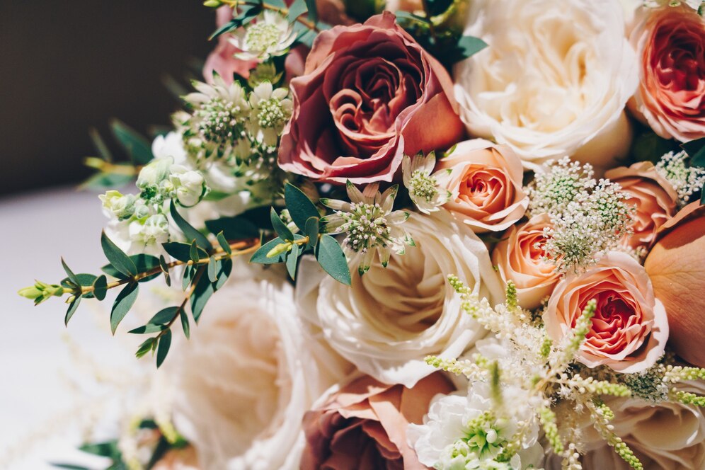 closeup-shot-beautiful-flower-composition-wedding-ceremony_181624-12383